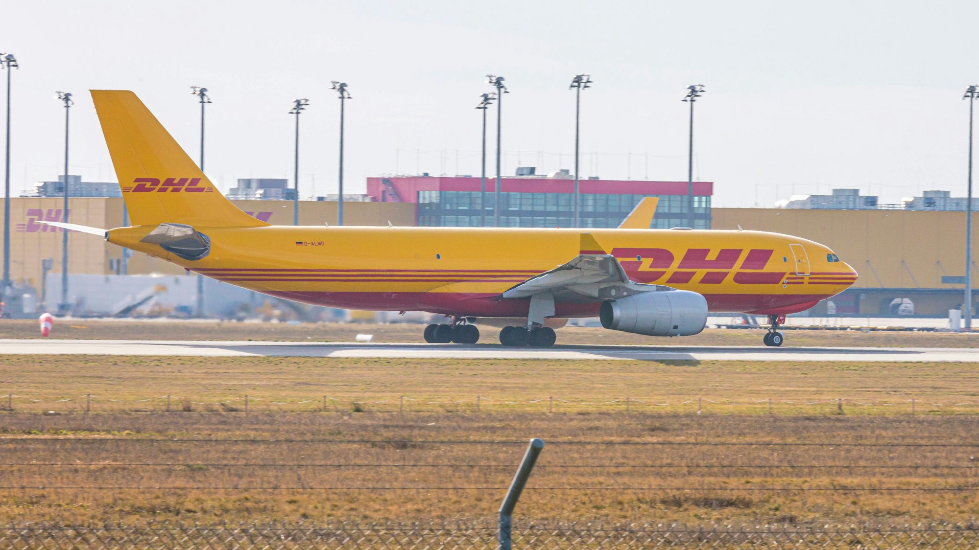 Ein Airbus 330, eingesetzt als Frachtflugzeug für das Logistikunternehmen DHL, steht auf dem Rollfeld des Flughafens Leipzig. (Symbolbild)