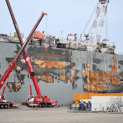 Mehrere Kräne stehen vor dem havarierten Nordsee-Frachter „Fremantle Highway“, der im Wattenmeer vor Ameland in Brand geraten war. Das Frachtschiff liegt seitdem im Hafen von Eemshaven in den Niederlanden.