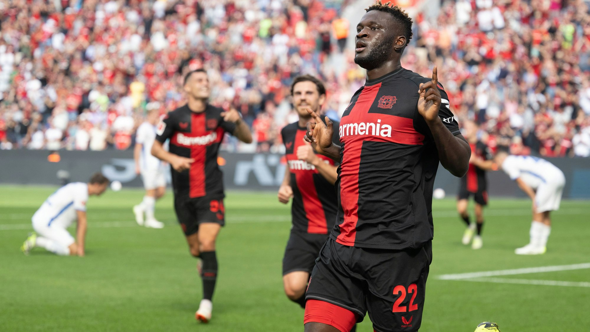 Leverkusen: Fußball: Bundesliga, Bayer Leverkusen - Darmstadt 98, 3. Spieltag, BayArena. Leverkusens Victor Boniface jubelt über das 1:0. Foto: Bernd Thissen/dpa -