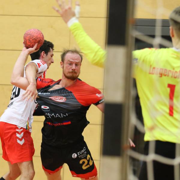 Michael Schneider beim Wurf, sein Gegner zerrt an seinem Trikot.