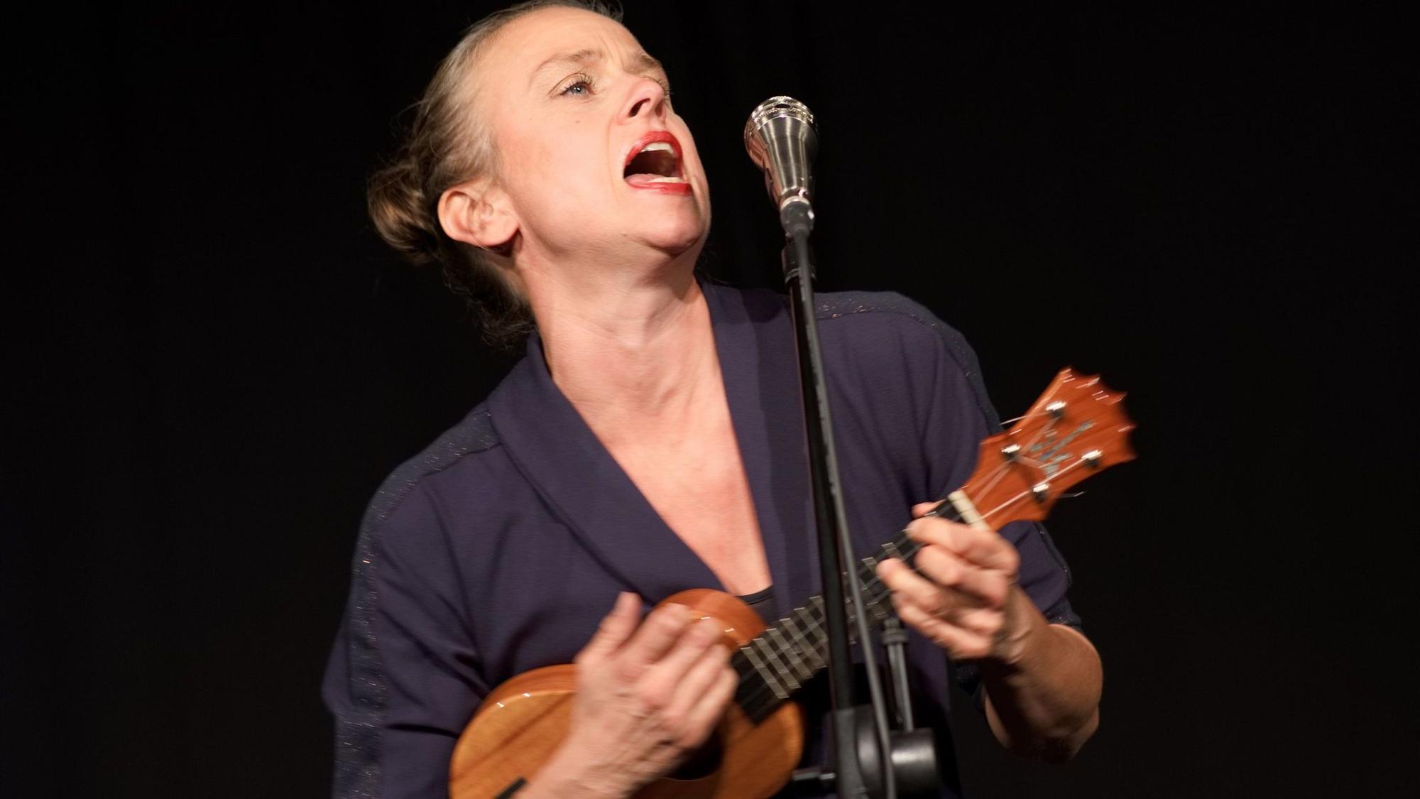 Das Bild zeigt Melanie Haupt auf der Bühne.