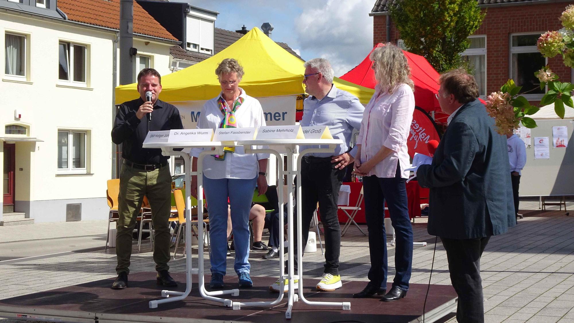 Diskussionsrunde zum Thema (Un-)Ruhestand im Rahmen des Altstadtfestes in Meckenheim.
