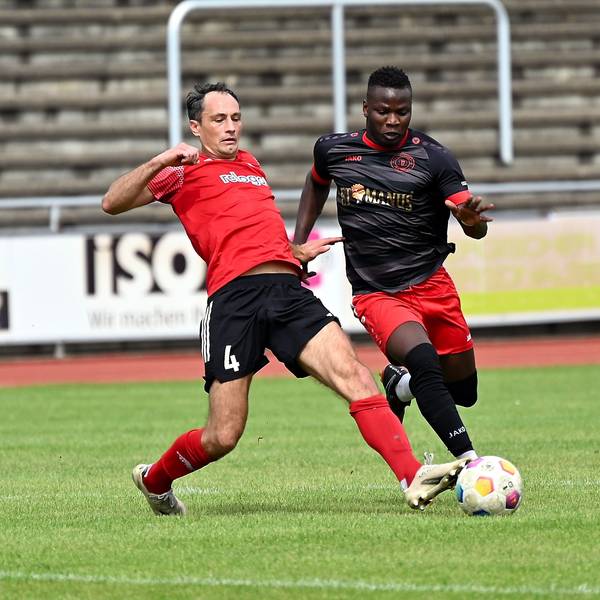 13.08.2023, Fussball-Berg Gladbach 09-SpVg. Porz
links: Andy Habl (Gladb)
rechts: Amadou Camara (Porz)
Foto: Uli Herhaus