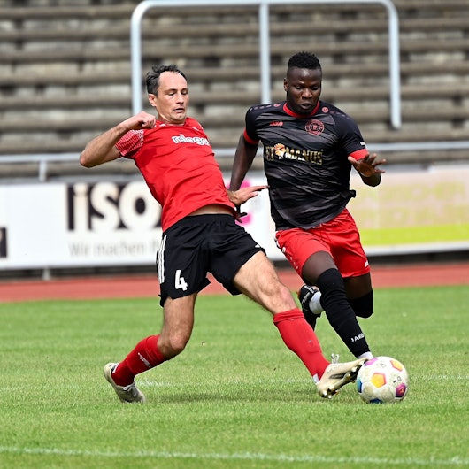 13.08.2023, Fussball-Berg Gladbach 09-SpVg. Porz
links: Andy Habl (Gladb)
rechts: Amadou Camara (Porz)
Foto: Uli Herhaus