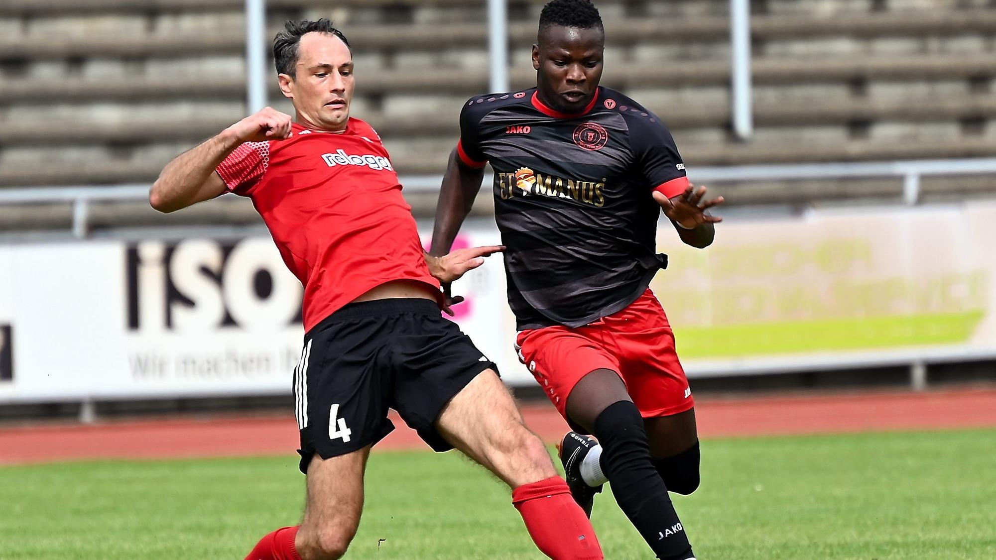 13.08.2023, Fussball-Berg Gladbach 09-SpVg. Porz
links: Andy Habl (Gladb)
rechts: Amadou Camara (Porz)
Foto: Uli Herhaus
