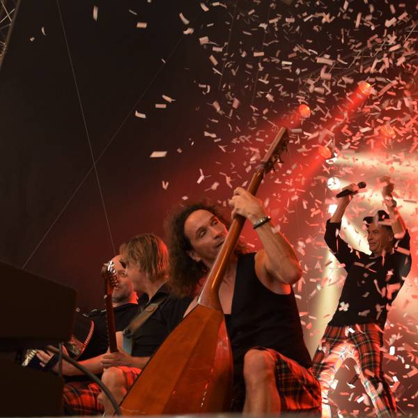 Das Bild zeigt die Band Brings auf der Bühne.