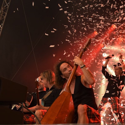 Das Bild zeigt die Band Brings auf der Bühne.