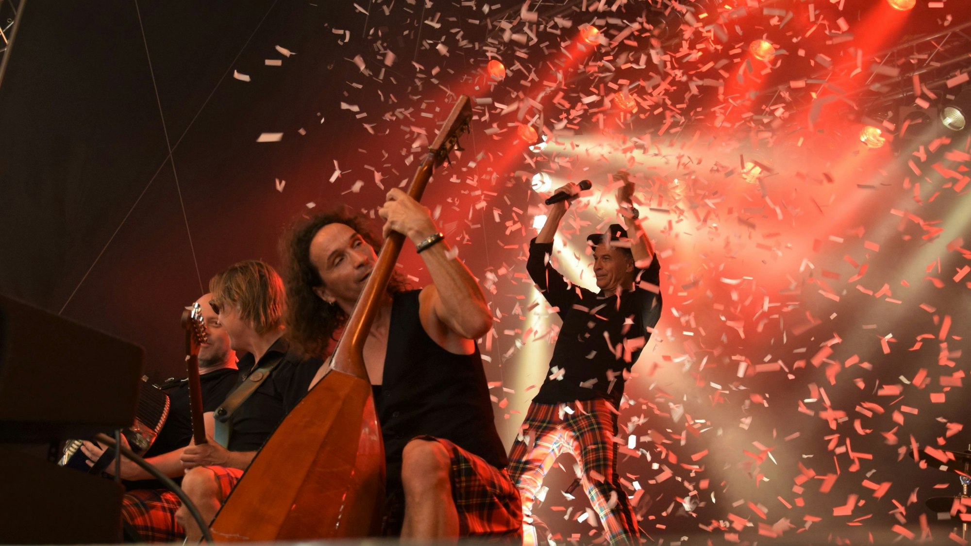 Das Bild zeigt die Band Brings auf der Bühne.
