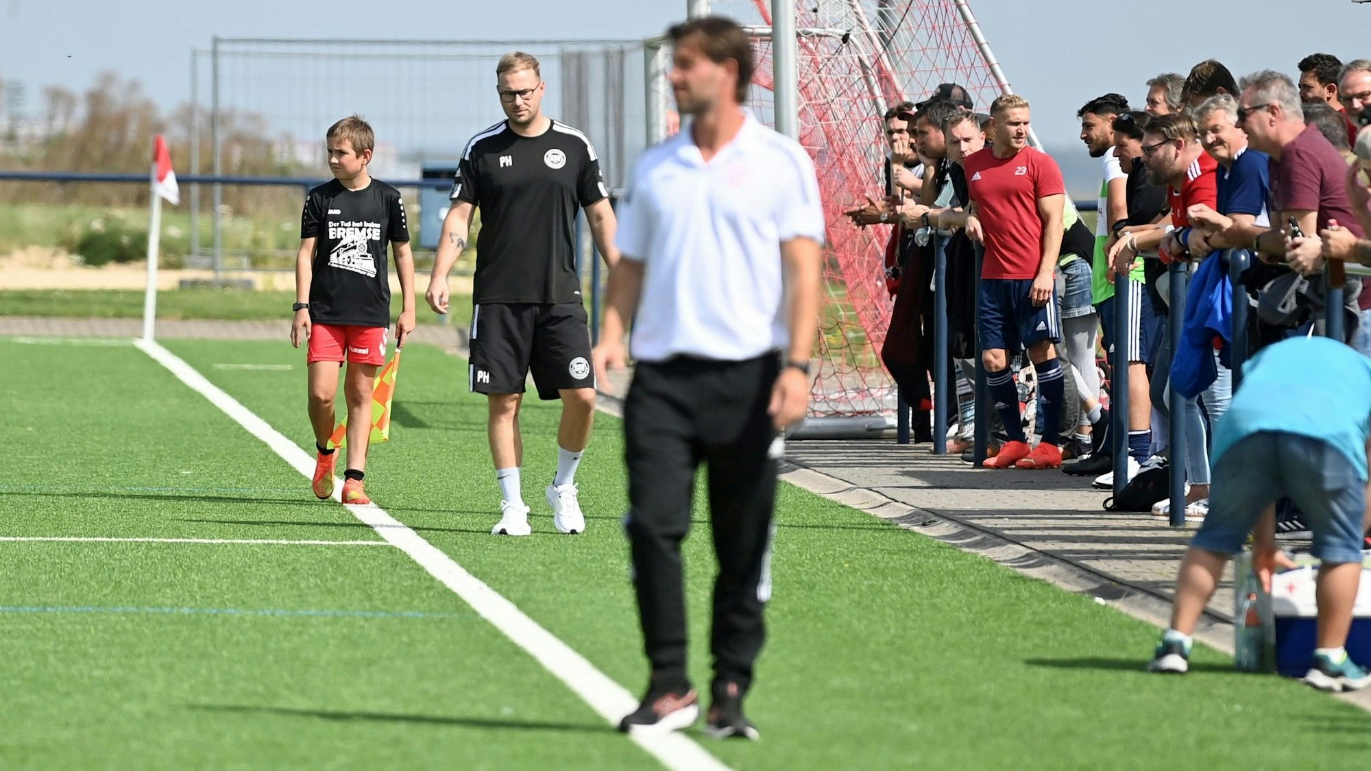 Die beiden Trainer an der Seitenlinie. Im Hintergrund scharf ist Lommersums Trainer Philipp Henn, im Vordergrund unscharf ist Zülpichs Marc Altendorf.