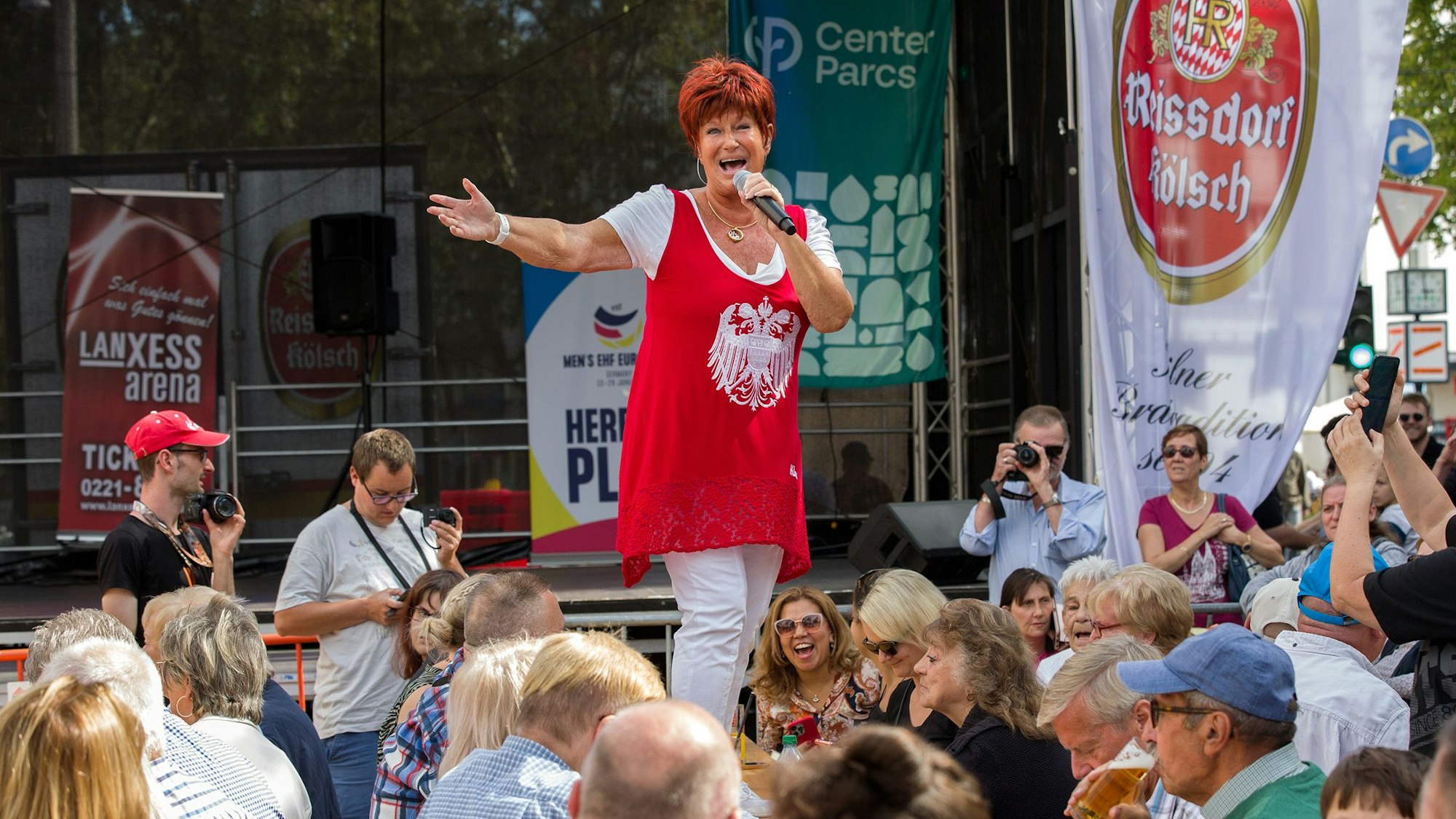 Mit kölschen Liedern sorgte Sängerin Marita Köllner für Partystimmung an der Hauptbühne auf der Sülzburgstraße.