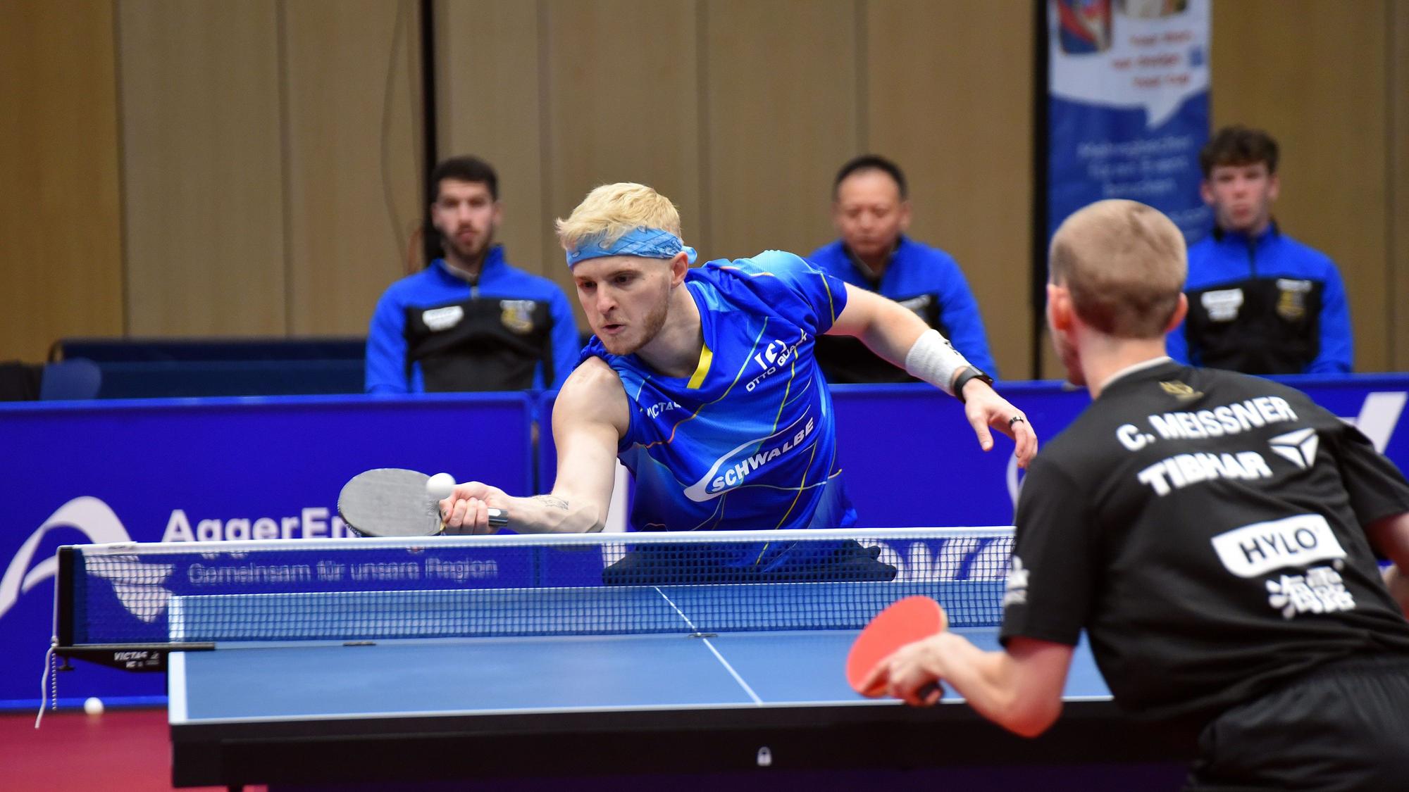 Tischtennisspieler Romain Ruiz in Aktion gegen Cedric Meissner.