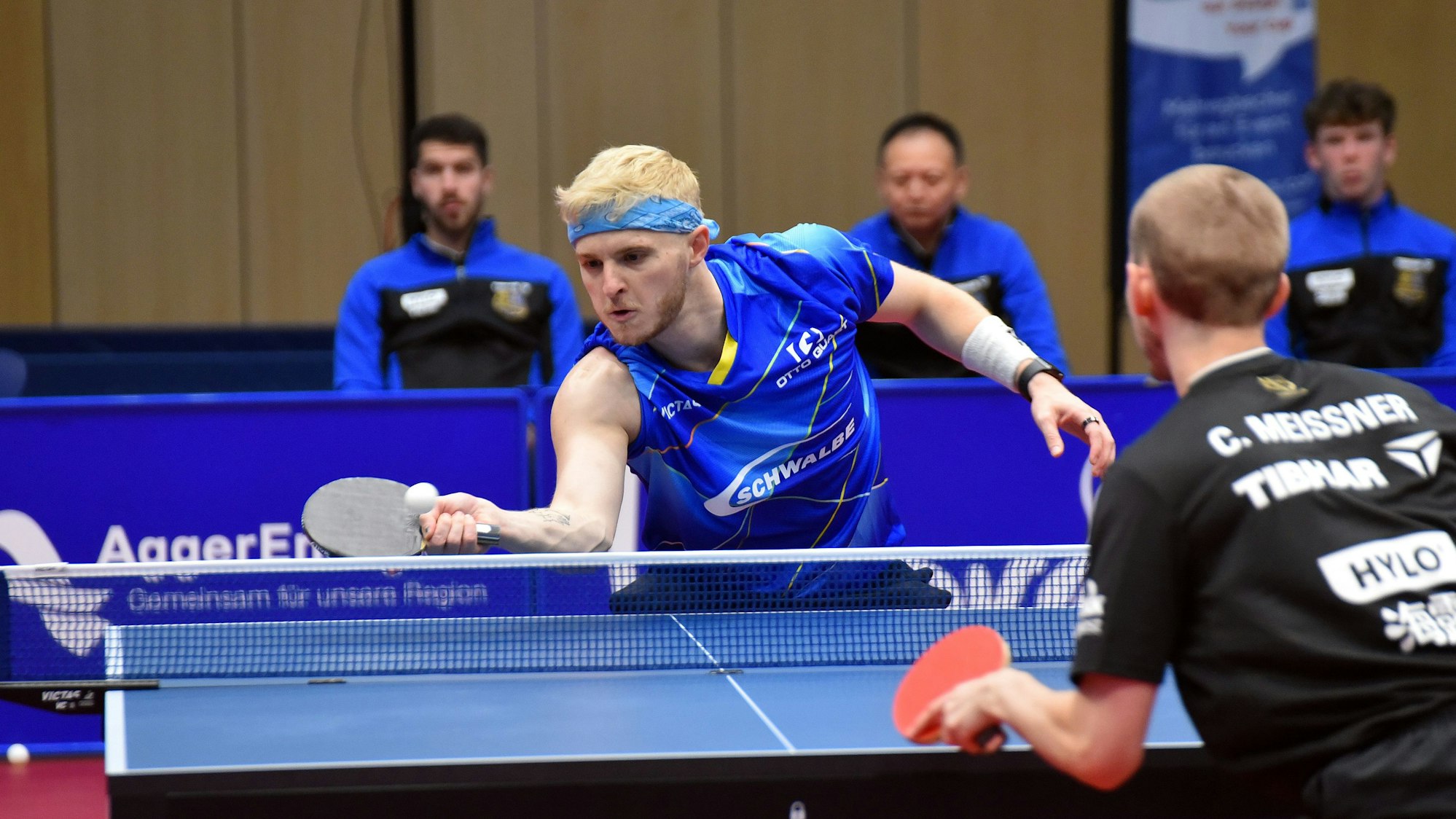 Der Bergneustädter Romain Ruiz ist an der Platte zu sehen, wie er den Ball mit dem Schläger annimmt.