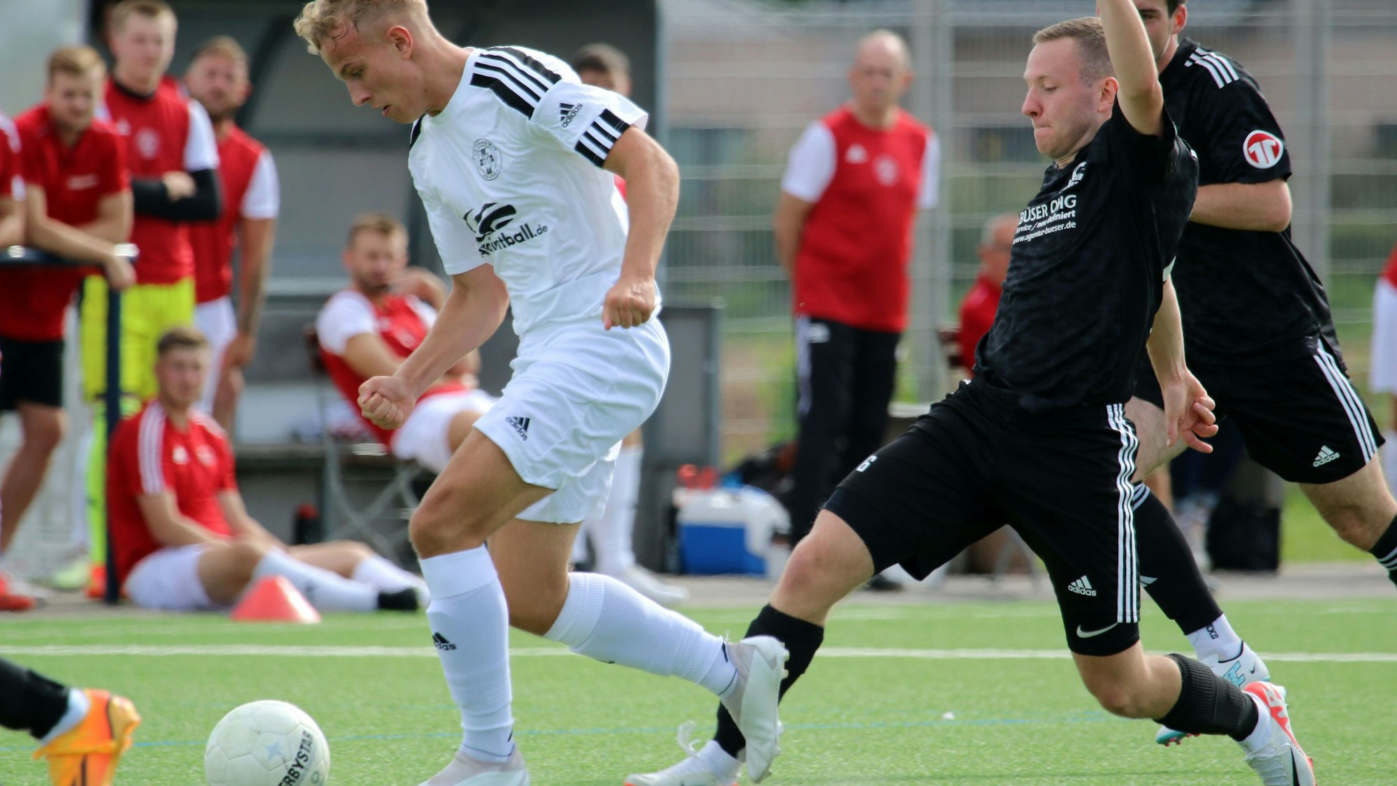 Ein Zülpicher Spieler wird von einem Nierfelder Gegenspieler verfolgt.