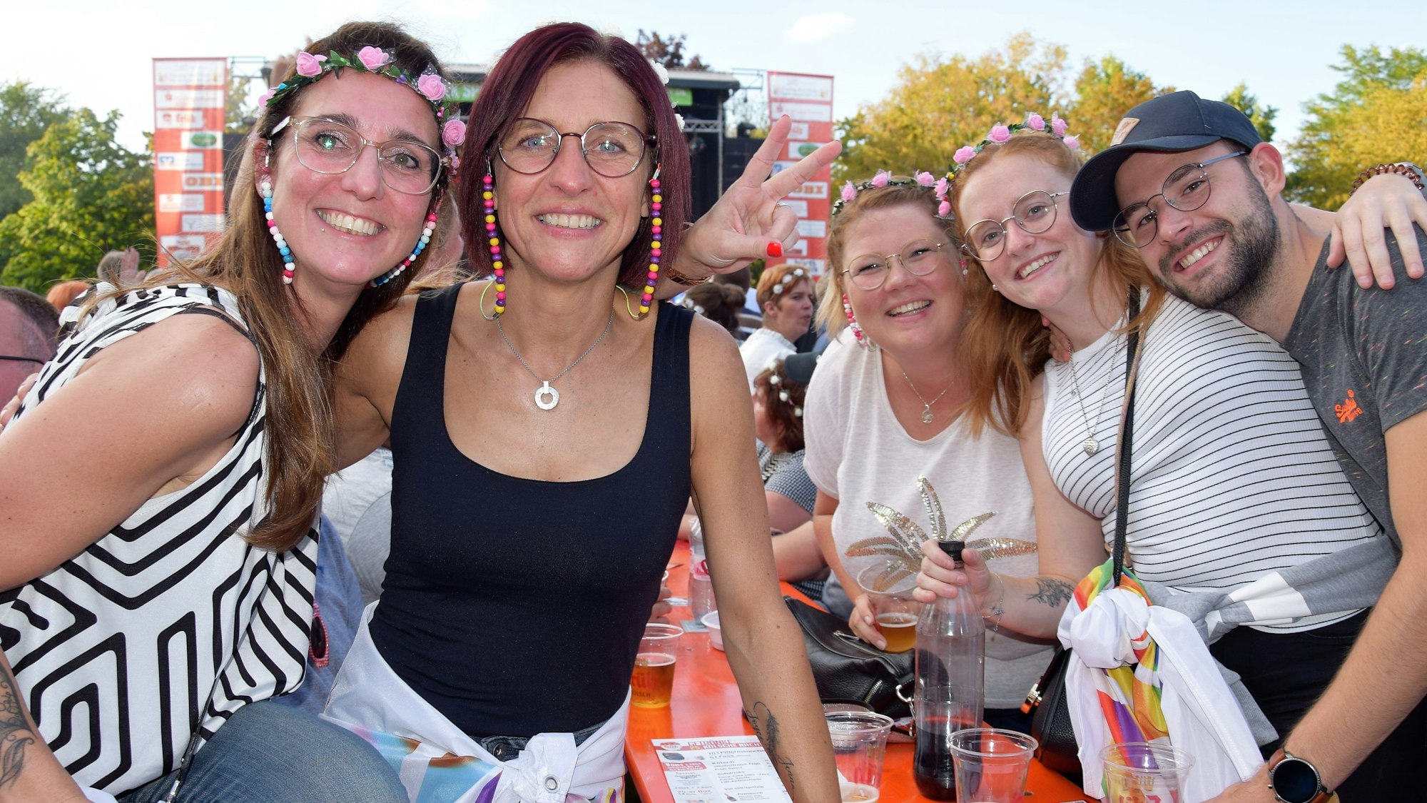 Das Bild zeigt feiernde Besucher der Kölschen Nacht.