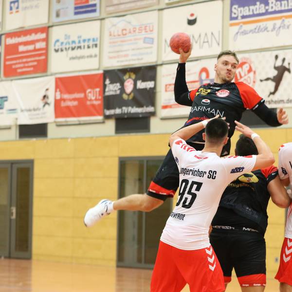 Robin Voiß springt in zwei Gegenspieler und einen Mitspieler hinein.