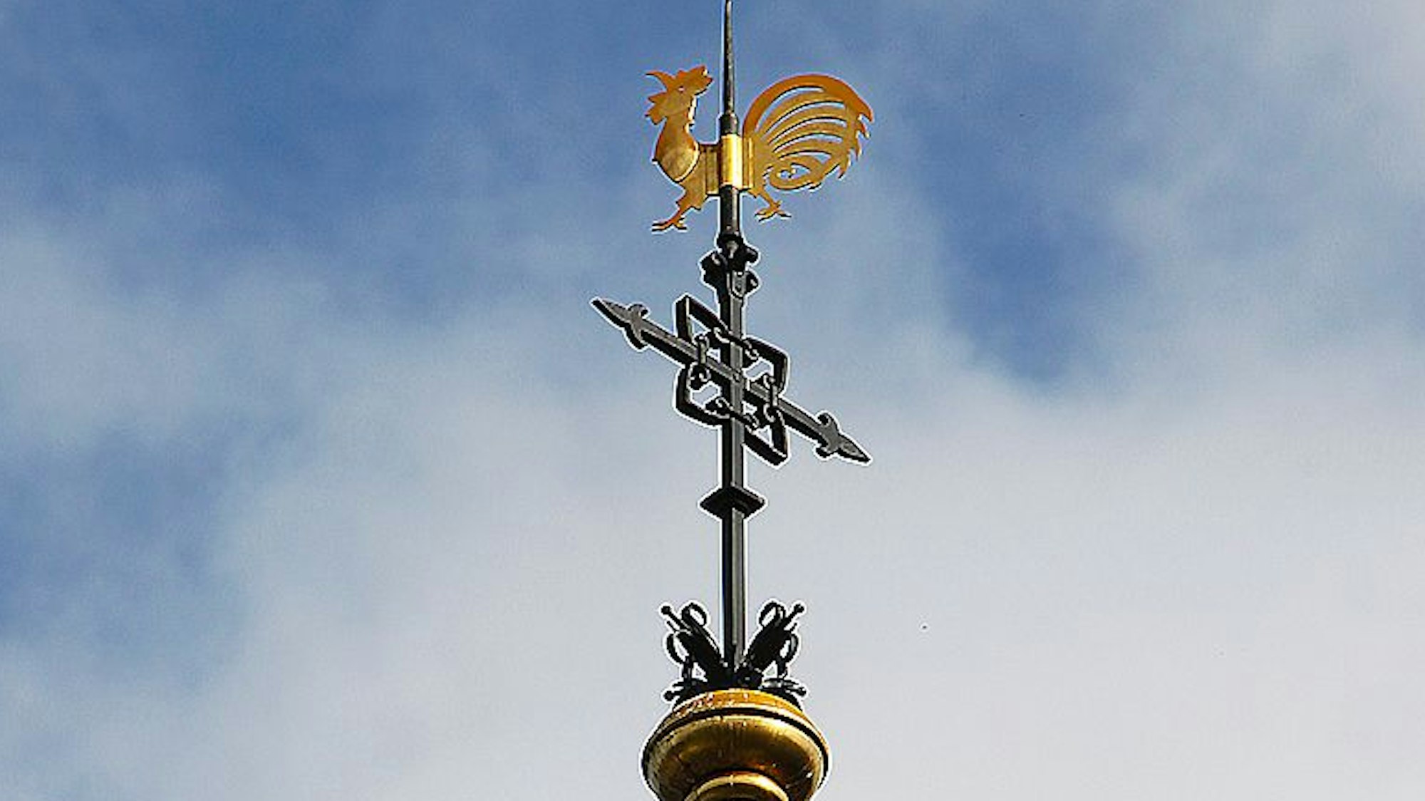Das Bild zeigt den Hahn auf der Kirchturmspitze.