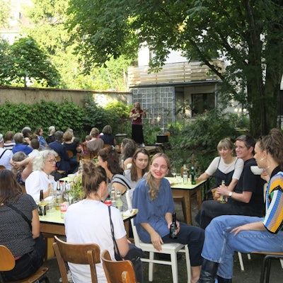 Viele Besucher in einem Innenhof.