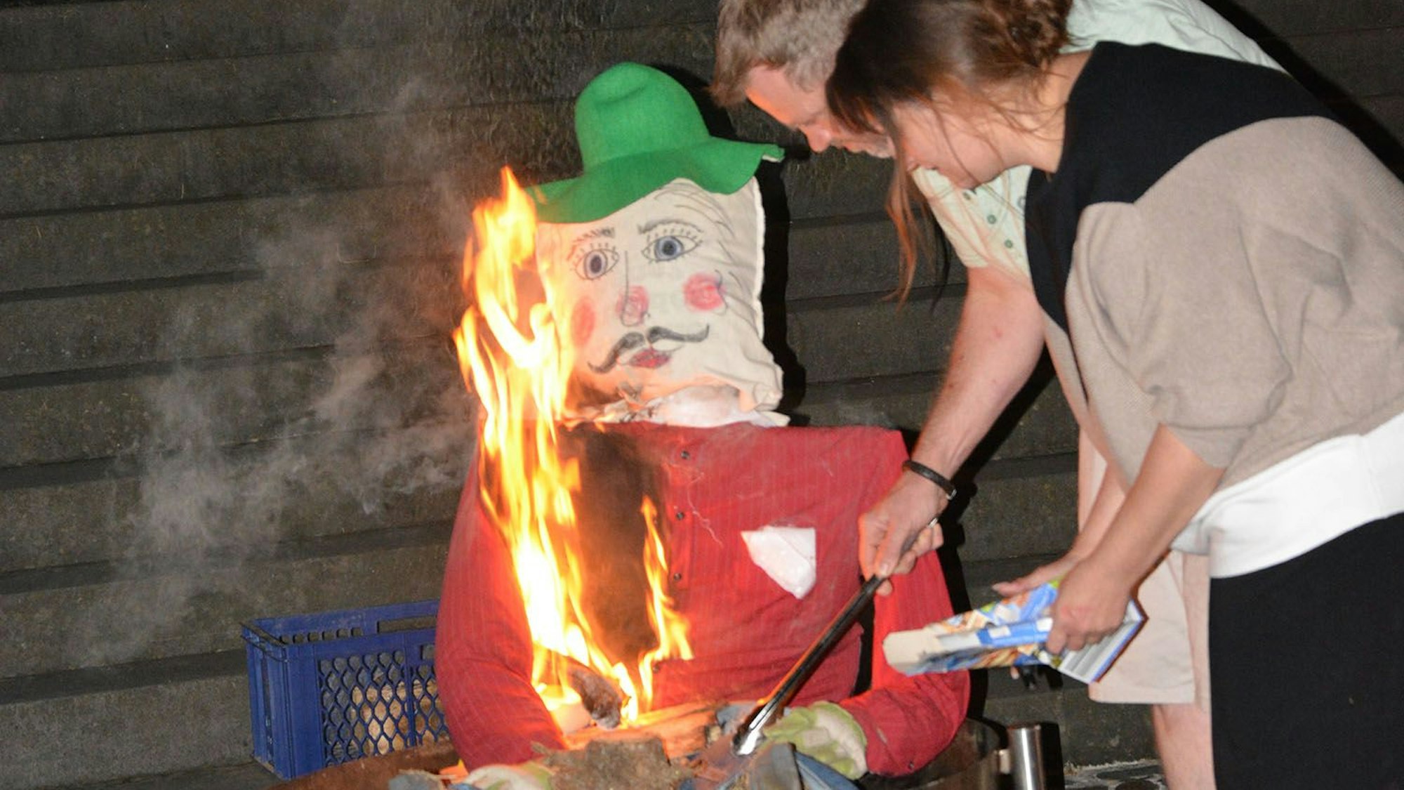 Flammen schlagen aus der Stoffpuppe.