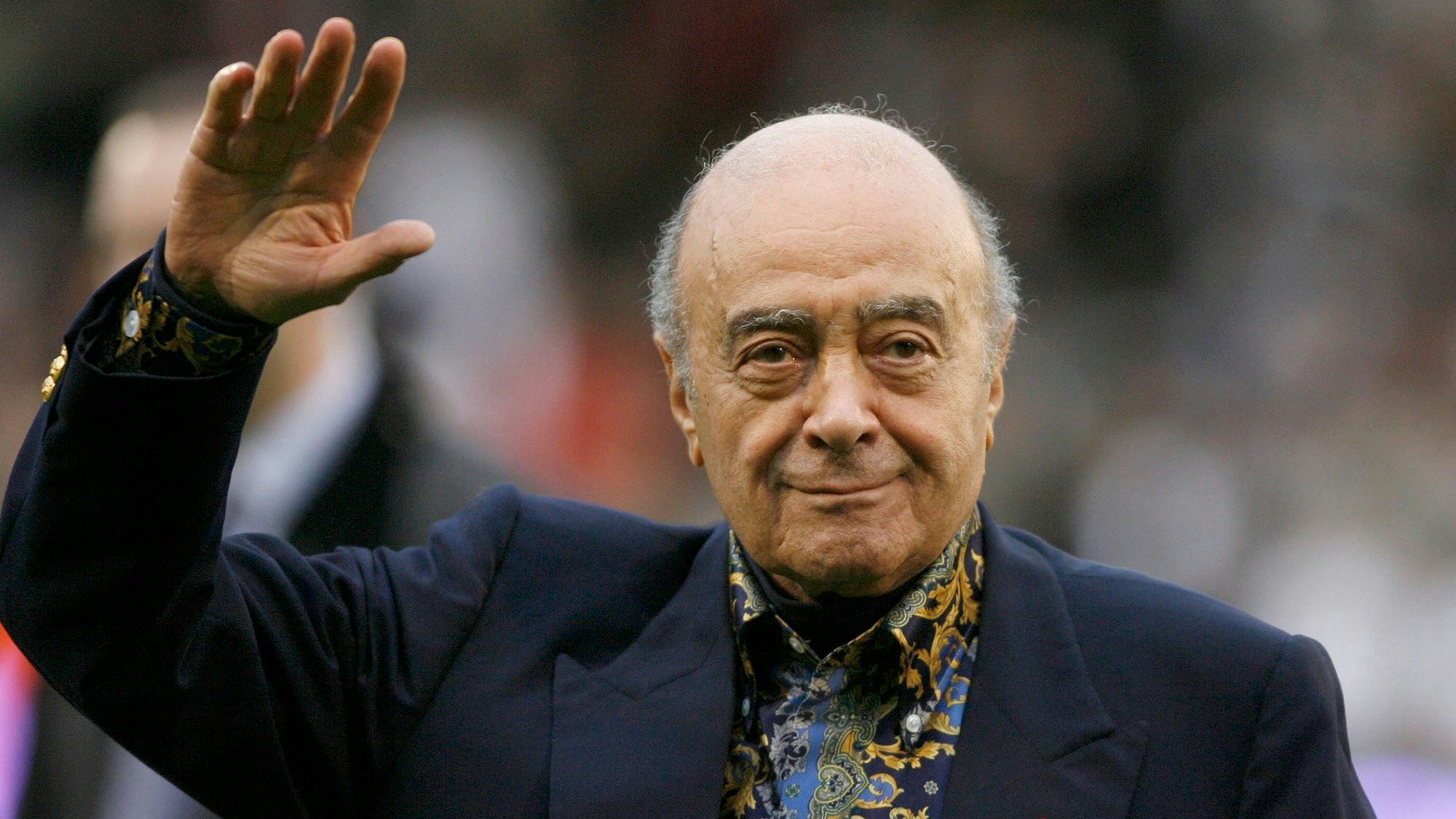 ARCHIV - 15.11.2008, Großbritannien, London: Mohamed Al Fayed, ehemaliger Besitzer des Londoner Edelkaufhauses Harrods und des Fußballvereins Fulham FC, winkt der Menge vor dem Fußballspiel der englischen Premier League. Al Fayed, dessen Sohn Dodi bei einem Autounfall mit Prinzessin Diana ums Leben kam, ist im Alter von 94 Jahren gestorben. Foto: Simon Dawson/AP/dpa +++ dpa-Bildfunk +++