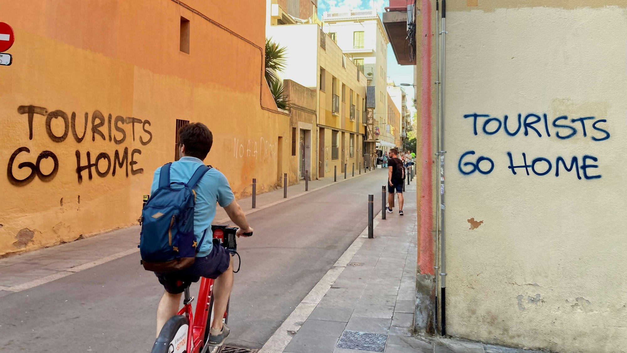 14.08.2023, Spanien, Barcelona: Ein an eine Wand im Künstlerviertel Vila de Gràcia gesprühter Schriftzug «Tourists Go Home».