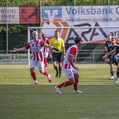 Ein Wiehler Fußballer stoppt den Ball mit dem Fuß  in der Luft.