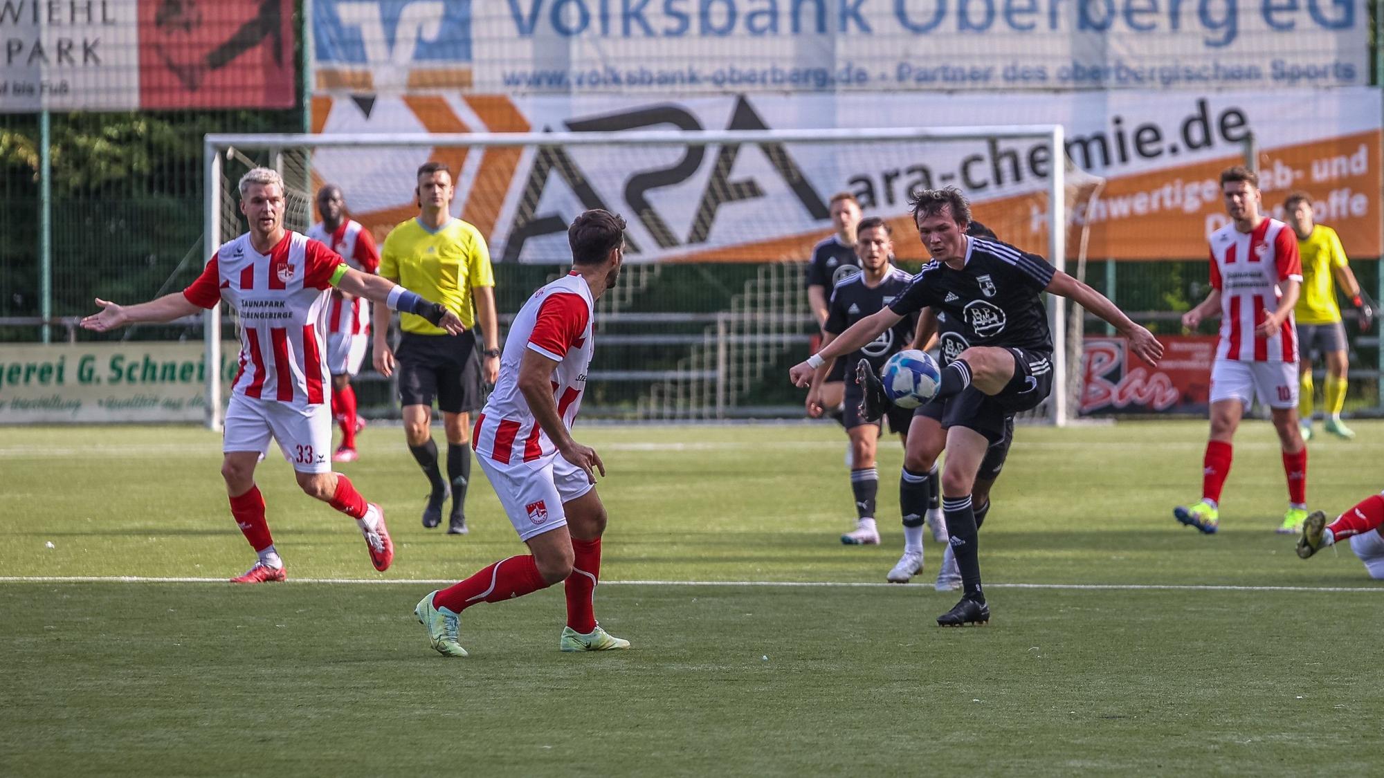 Ein Wiehler Fußballer stoppt den Ball mit dem Fuß in der Luft.