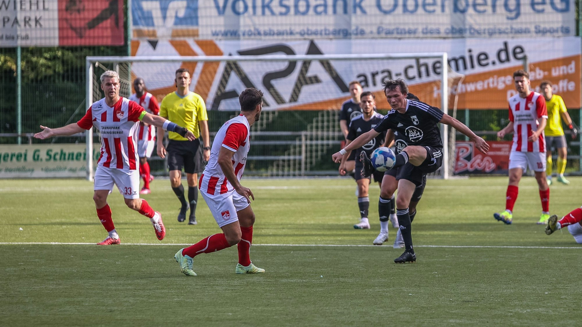 Ein Wiehler Fußballer stoppt den Ball mit dem Fuß  in der Luft.