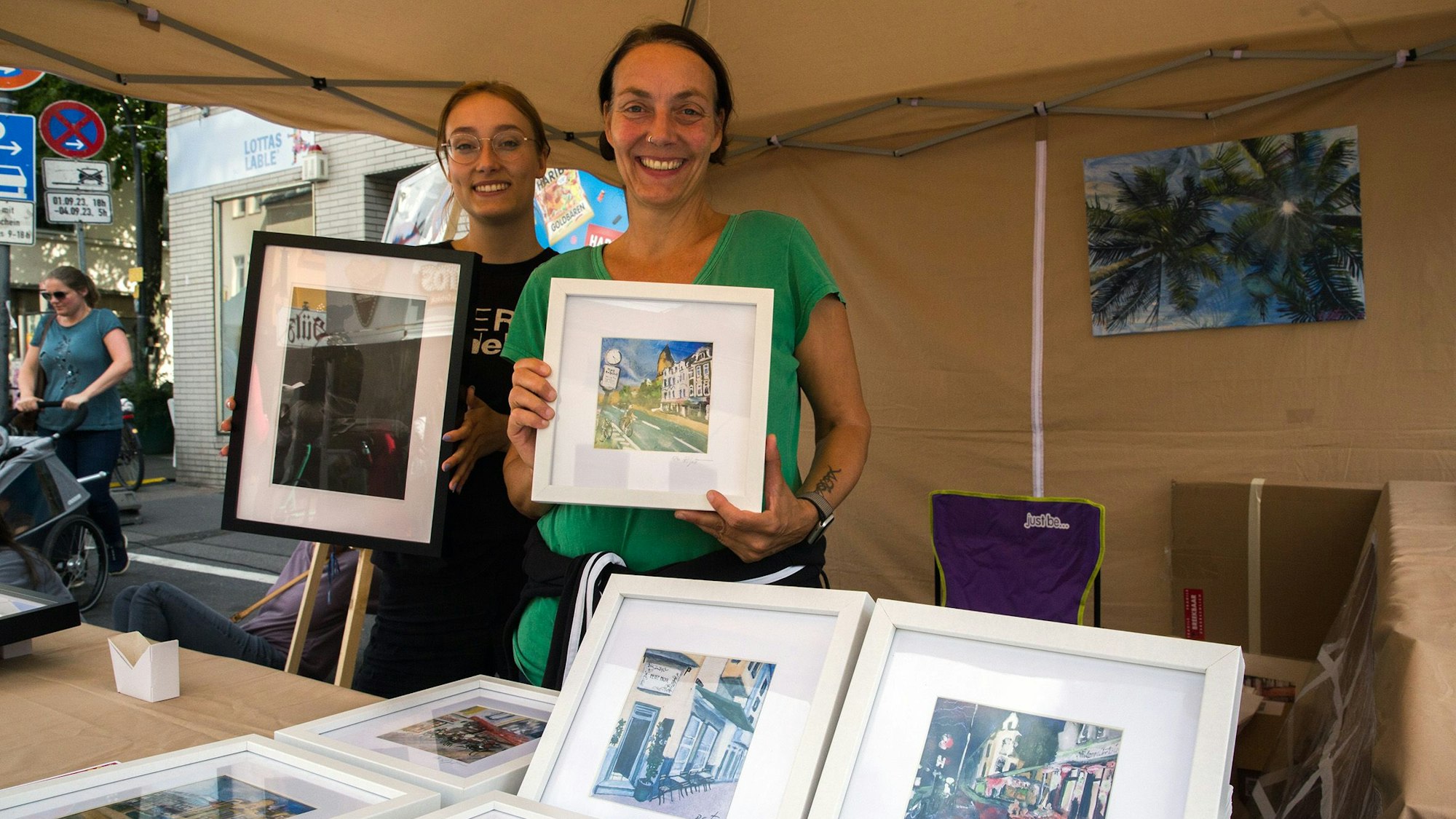 Renate und Marie Geiter (v.r.) präsentierten gemalte Sülz-Klettenberger-Veedelsmotive.
