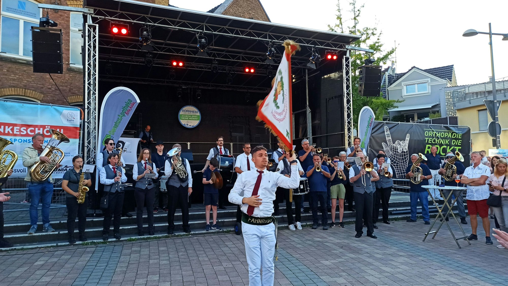3. September 2023. Bornheim. Auf dem Gewerbefest "Bornheim Live!" gab es am Samstagabend auf dem Peter-Fryns-Platz einen Überraschungsauftritt der Vorgebirgsmusikanten, dem Musikverein Bornheim und dem Junggesellenverein Bornheim. Foto: Frank Engel-Strebel