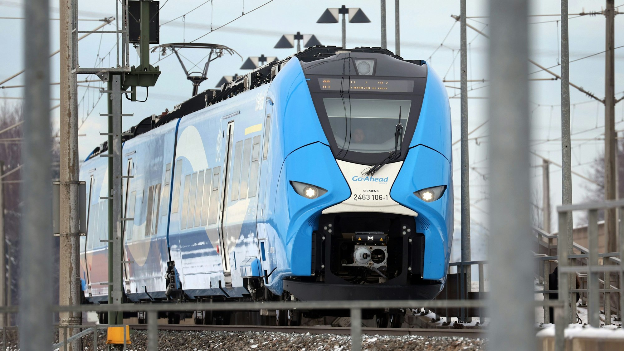ARCHIV - 20.12.2022, Bayern, Königsbrunn: Ein von Augsburg kommender Go-Ahead-Zug fährt auf der Strecke Richtung München. (zu dpa "Bundespolizei warnt erneut vor manipulierten Steckdosen in Zügen") Foto: Karl-Josef Hildenbrand/dpa +++ dpa-Bildfunk +++