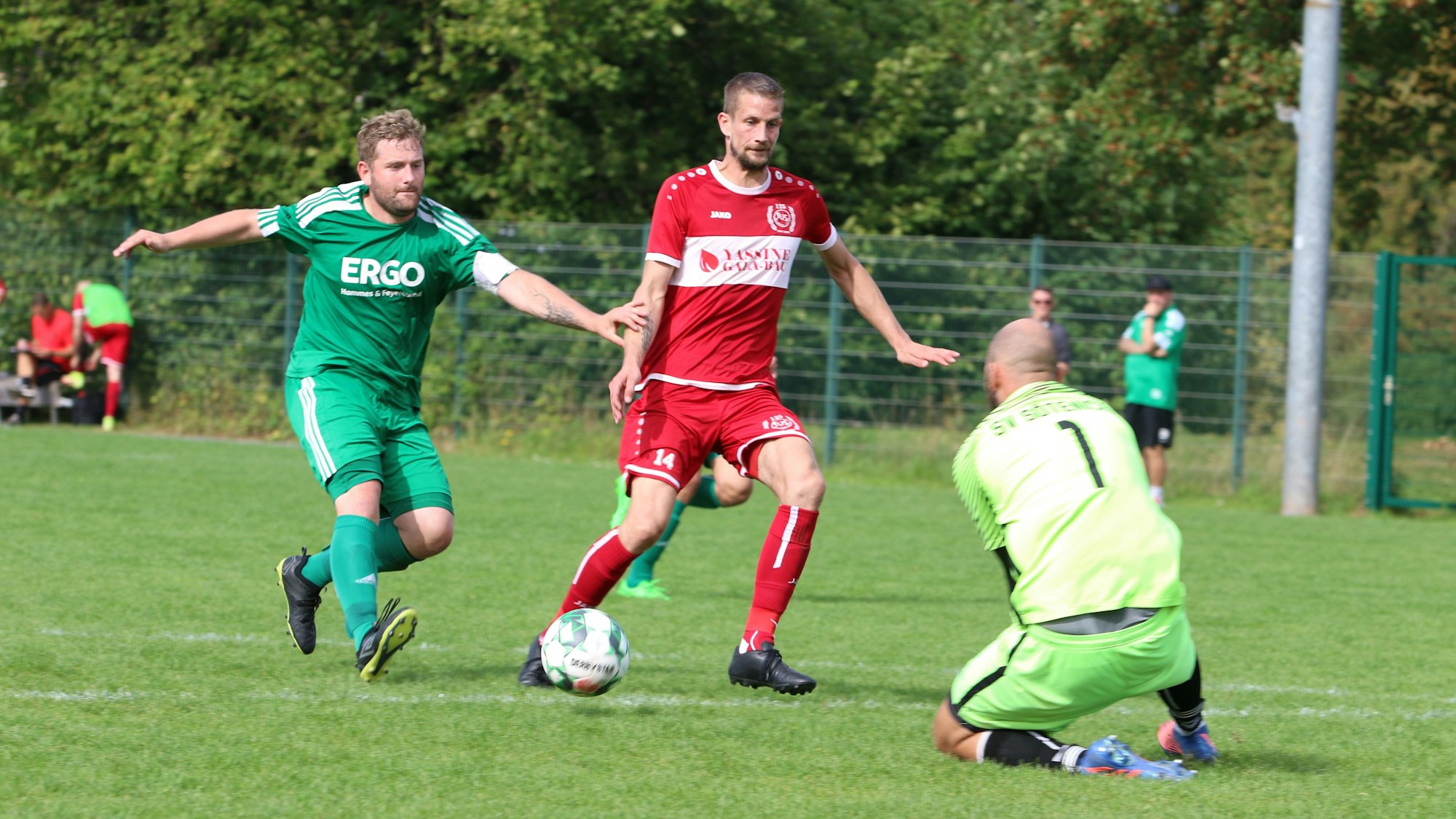 Ein Mechernicher Spieler versucht, den Ball am Torwart vorbei zu schießen.