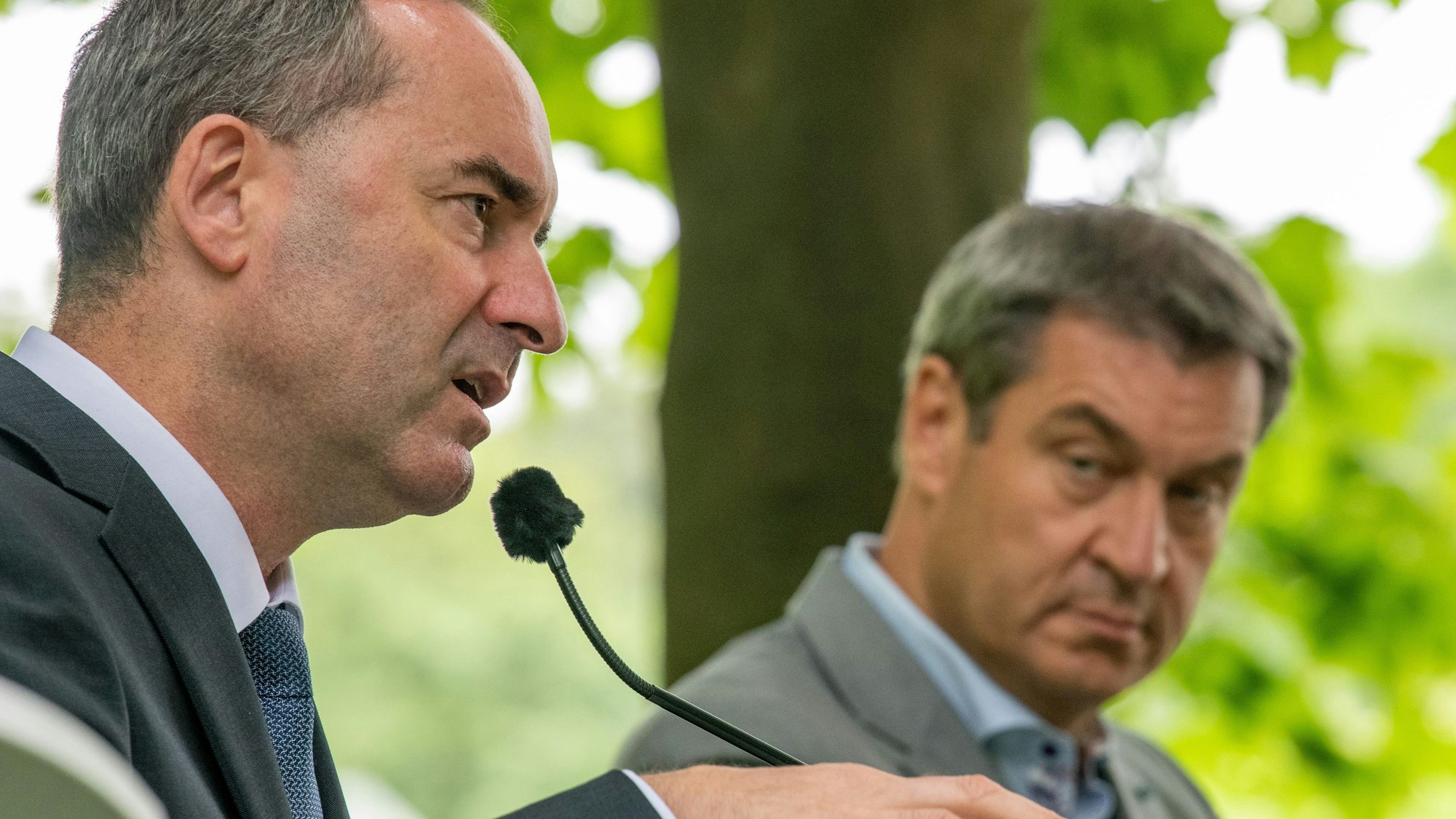 ARCHIV - 28.06.2022, Bayern, München: Markus Söder (CSU, r), Minsterpräsident von Bayern, steht im unteren Hofgarten an der Staatskanzlei mit Hubert Aiwanger (Freie Wähler), Wirtschaftsminister, bei der Pressekonferenz nach der Kabinettssitzung.
Hubert Aiwanger (links) gehört zur bayerischen Regierung von Markus Söder (rechts). (zu dpa: «Minister behält sein Amt nach schlimmen Vorwürfen») Foto: Stefan Puchner/dpa - Honorarfrei nur für Bezieher des Dienstes dpa-Nachrichten für Kinder +++ dpa-Nachrichten für Kinder +++