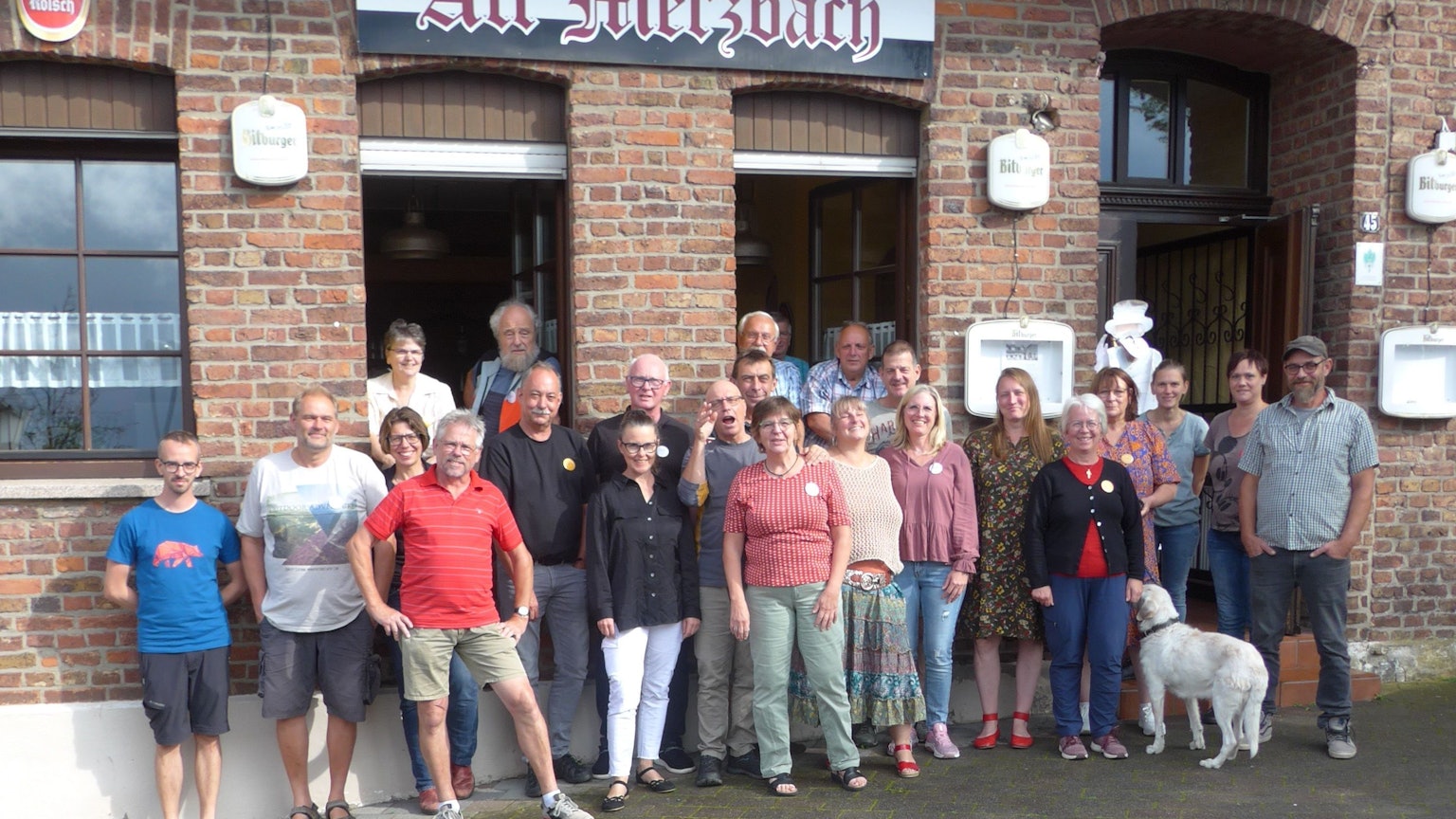 24 Mitglieder umfasst die Genossenschaft zur Rettung der Traditionskneipe Alt Merzbach, die vor der Kneipe stehen.