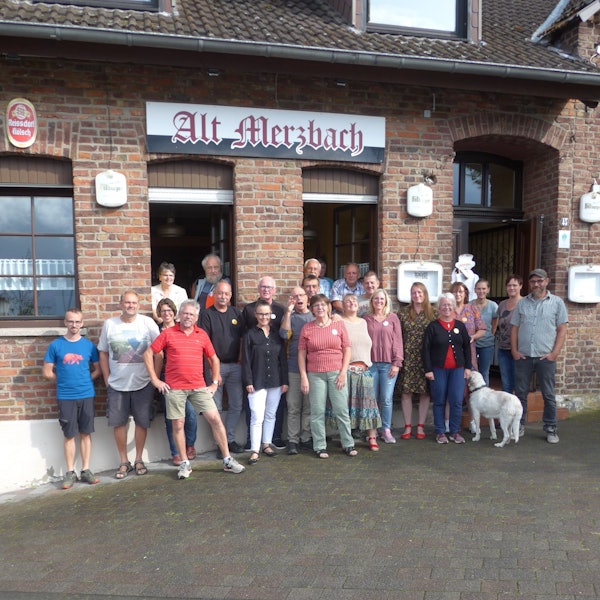 24 Mitglieder umfasst die Genossenschaft zur Rettung der Traditionskneipe Alt Merzbach, die vor der Kneipe stehen.