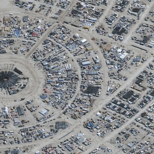Dieses Satellitenbild zeigt die Situation beim Burning Man Festival in der Black Rock Wüste von Nevada vor den Regenfällen. Tausende Menschen mussten am 2. September auf dem Burning-Man-Festival Zuflucht suchen, nachdem heftige Regenfälle das Wüstengelände in eine Schlammgrube verwandelt und die Organisatoren gezwungen hatten, die Tore zu schließen.