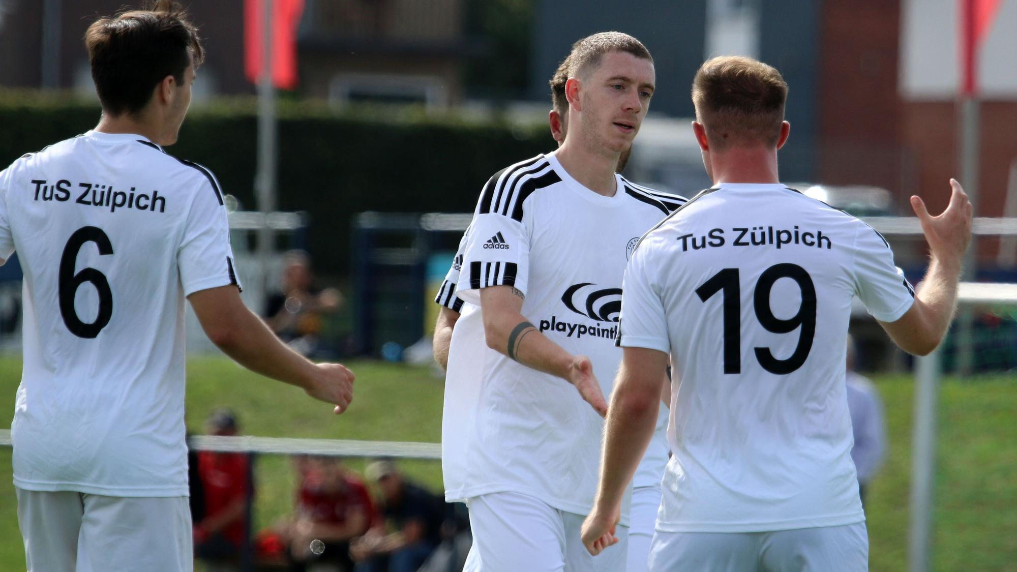 Fußballer beglückwünschen sich nach einem Tor