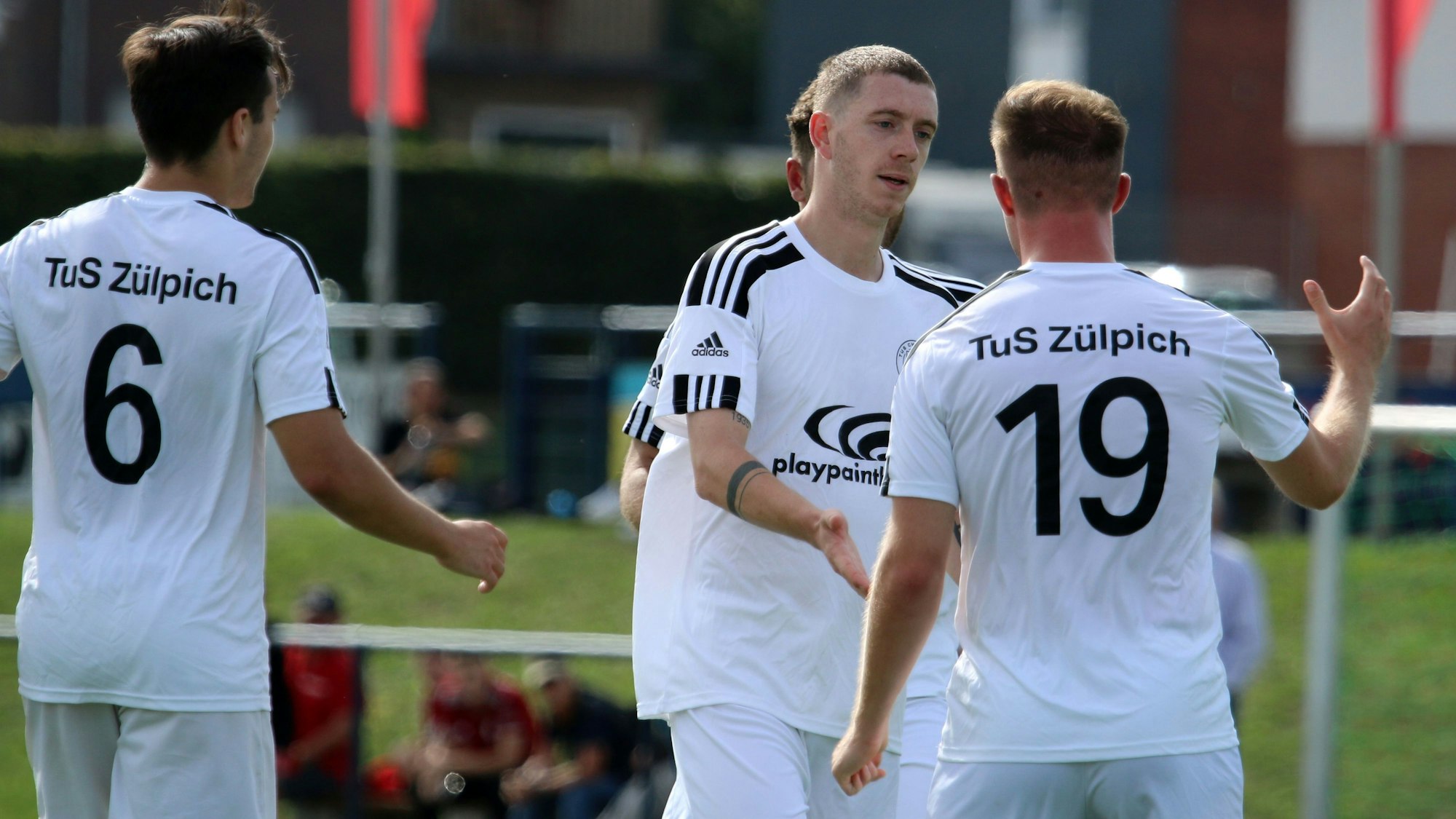 Fußballer beglückwünschen sich nach einem Tor