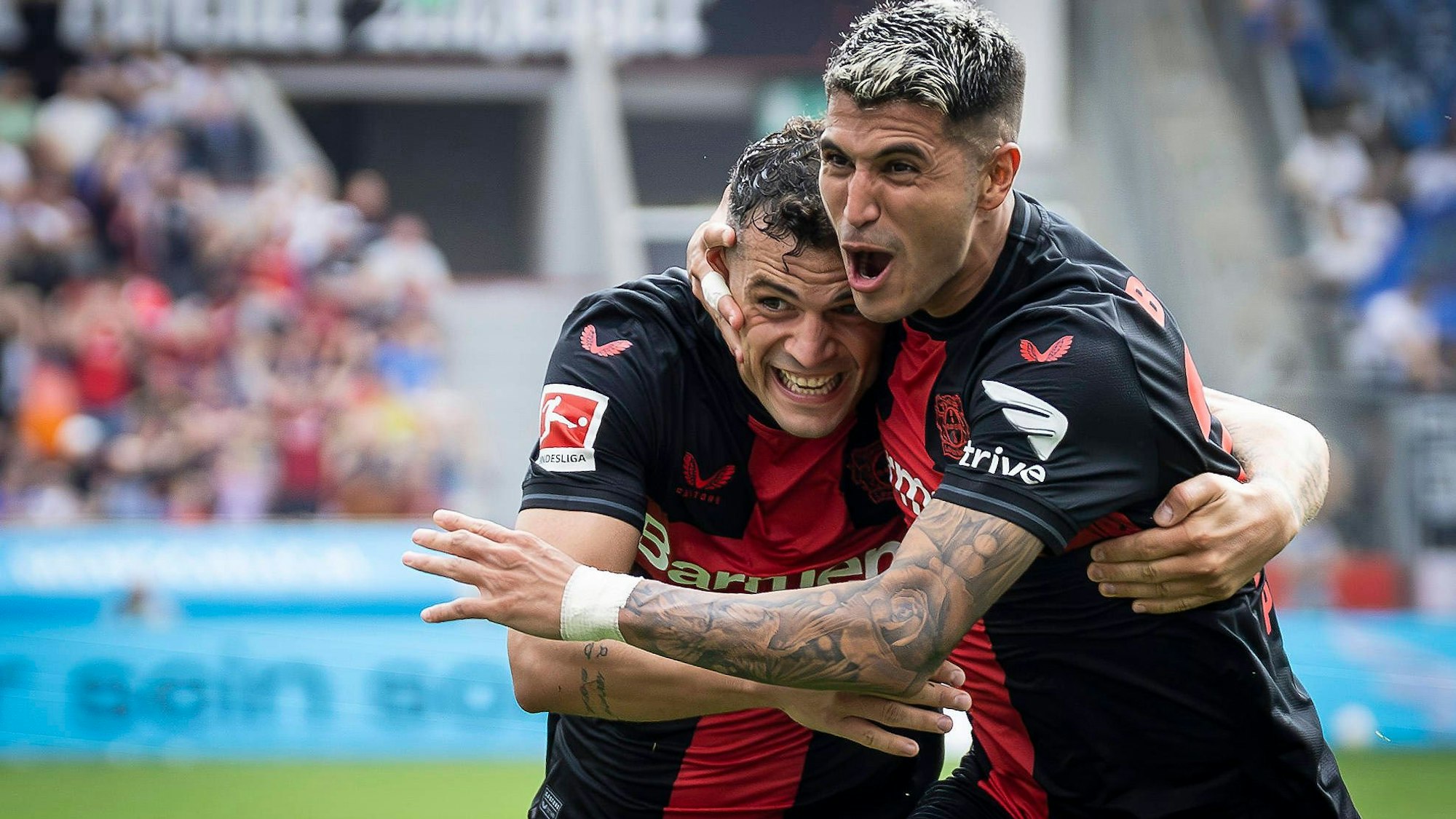 : Der Torschuetze um 2:1, Exequiel Palacios Bayer 04 Leverkusen, Nr. 25 feiert mit Granit Xhaka Bayer 04 Leverkusen, Nr. 34 waehrend der Begegnung Bayer 04 Leverkusen - SV Darmstadt 98 in der 1. Fussball-Bundesliga am 02.09.2023 in der BayArena in Leverkusen.