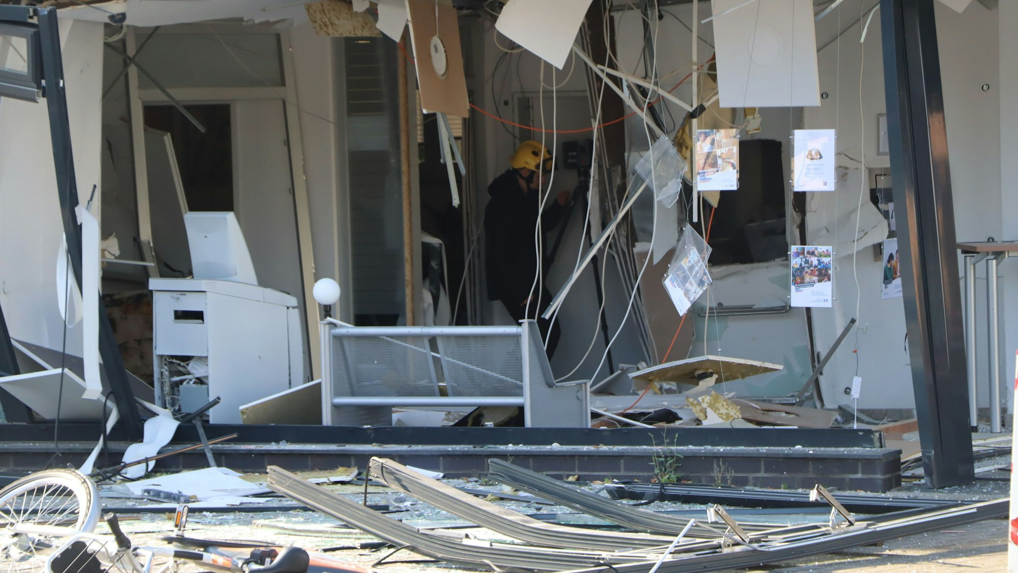 Die zerstörte Bankfiliale in Buir. Überall liegen Trümmer.