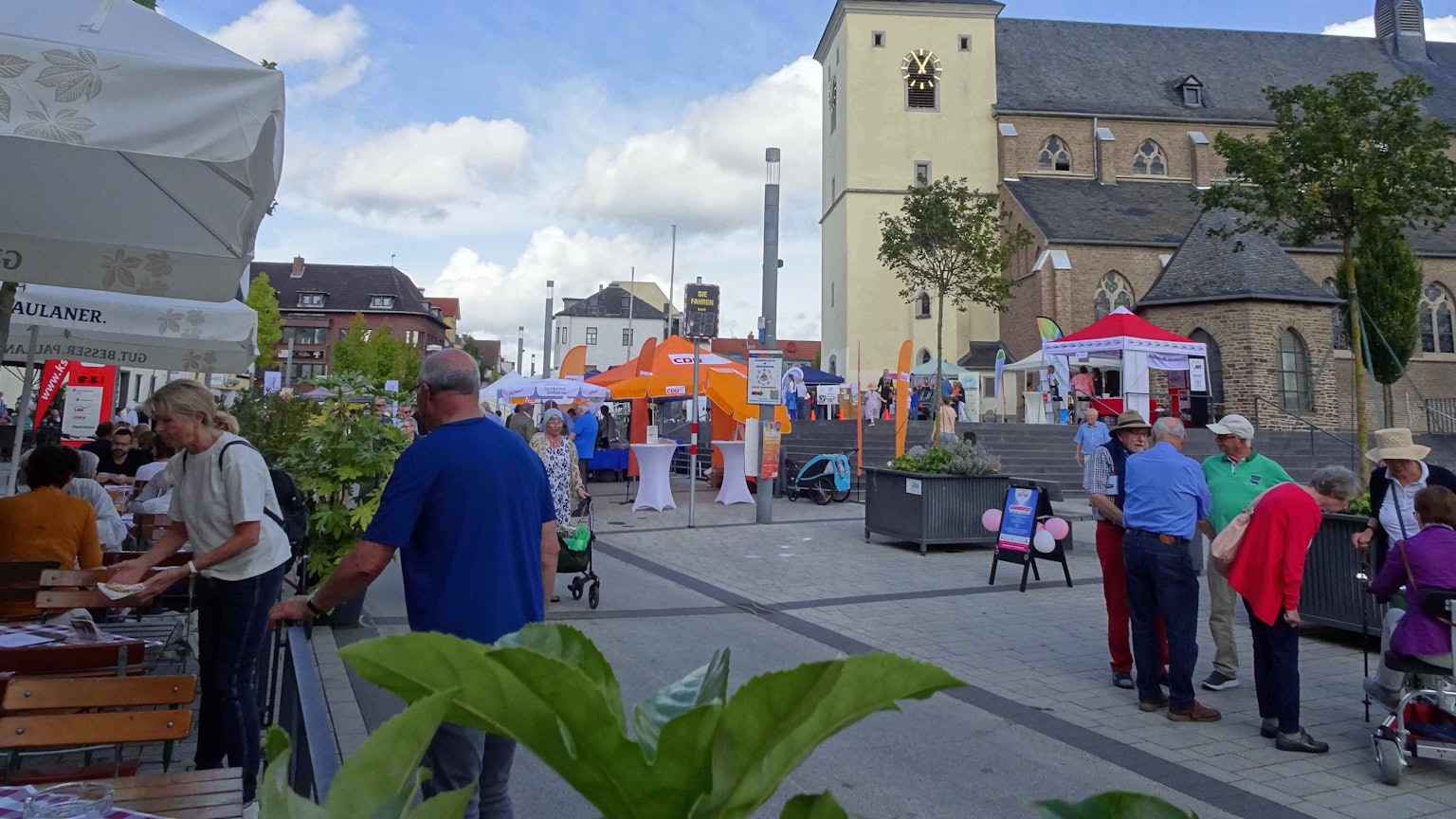 Ein buntes Bild bot sich beim Altstadtfest rings um den Kirchplatz mit Infoständen, Leckereien und Live-Musik.