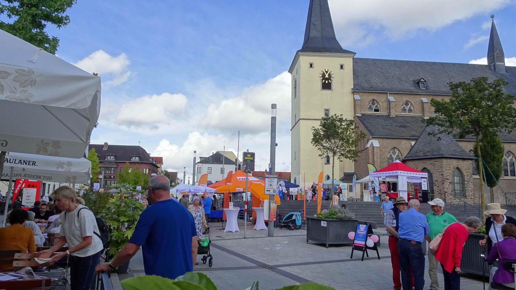 Ein buntes Bild bot sich beim Altstadtfest rings um den Kirchplatz mit Infoständen, Leckereien und Live-Musik.