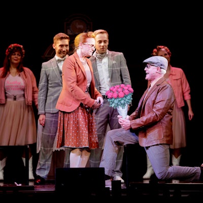 Guido Cantz als Taxifahrer mit Pfarr-Haushälterin Moni (Vera Bolten) auf der Bühne von „Himmel und Kölle“.