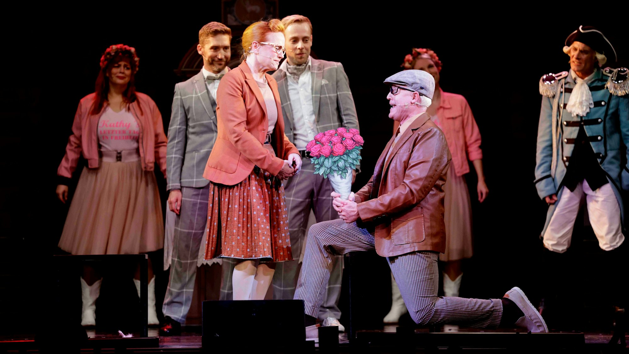 Guido Cantz als Taxifahrer mit Pfarr-Haushälterin Moni (Vera Bolten) auf der Bühne von „Himmel und Kölle“.