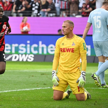 03.09.2023, Hessen, Frankfurt/Main: Fußball: Bundesliga, Eintracht Frankfurt - 1. FC Köln, 3. Spieltag, im Deutsche Bank Park. Frankfurts Niels Nkounkou (l) jubelt nach seinem Tor zum 1:1 neben Kölns Torwart Marvin Schwäbe. Foto: Arne Dedert/dpa - WICHTIGER HINWEIS: Gemäß den Vorgaben der DFL Deutsche Fußball Liga bzw. des DFB Deutscher Fußball-Bund ist es untersagt, in dem Stadion und/oder vom Spiel angefertigte Fotoaufnahmen in Form von Sequenzbildern und/oder videoähnlichen Fotostrecken zu verwerten bzw. verwerten zu lassen. +++ dpa-Bildfunk +++