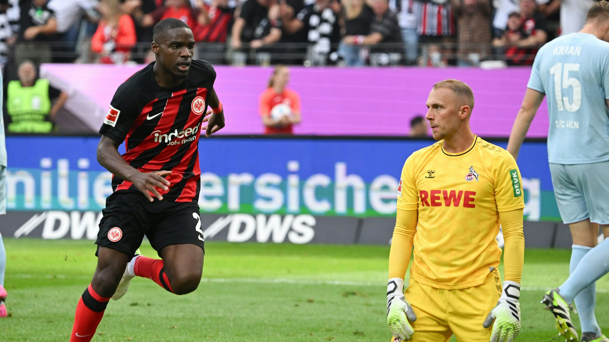 03.09.2023, Hessen, Frankfurt/Main: Fußball: Bundesliga, Eintracht Frankfurt - 1. FC Köln, 3. Spieltag, im Deutsche Bank Park. Frankfurts Niels Nkounkou (l) jubelt nach seinem Tor zum 1:1 neben Kölns Torwart Marvin Schwäbe. Foto: Arne Dedert/dpa - WICHTIGER HINWEIS: Gemäß den Vorgaben der DFL Deutsche Fußball Liga bzw. des DFB Deutscher Fußball-Bund ist es untersagt, in dem Stadion und/oder vom Spiel angefertigte Fotoaufnahmen in Form von Sequenzbildern und/oder videoähnlichen Fotostrecken zu verwerten bzw. verwerten zu lassen. +++ dpa-Bildfunk +++