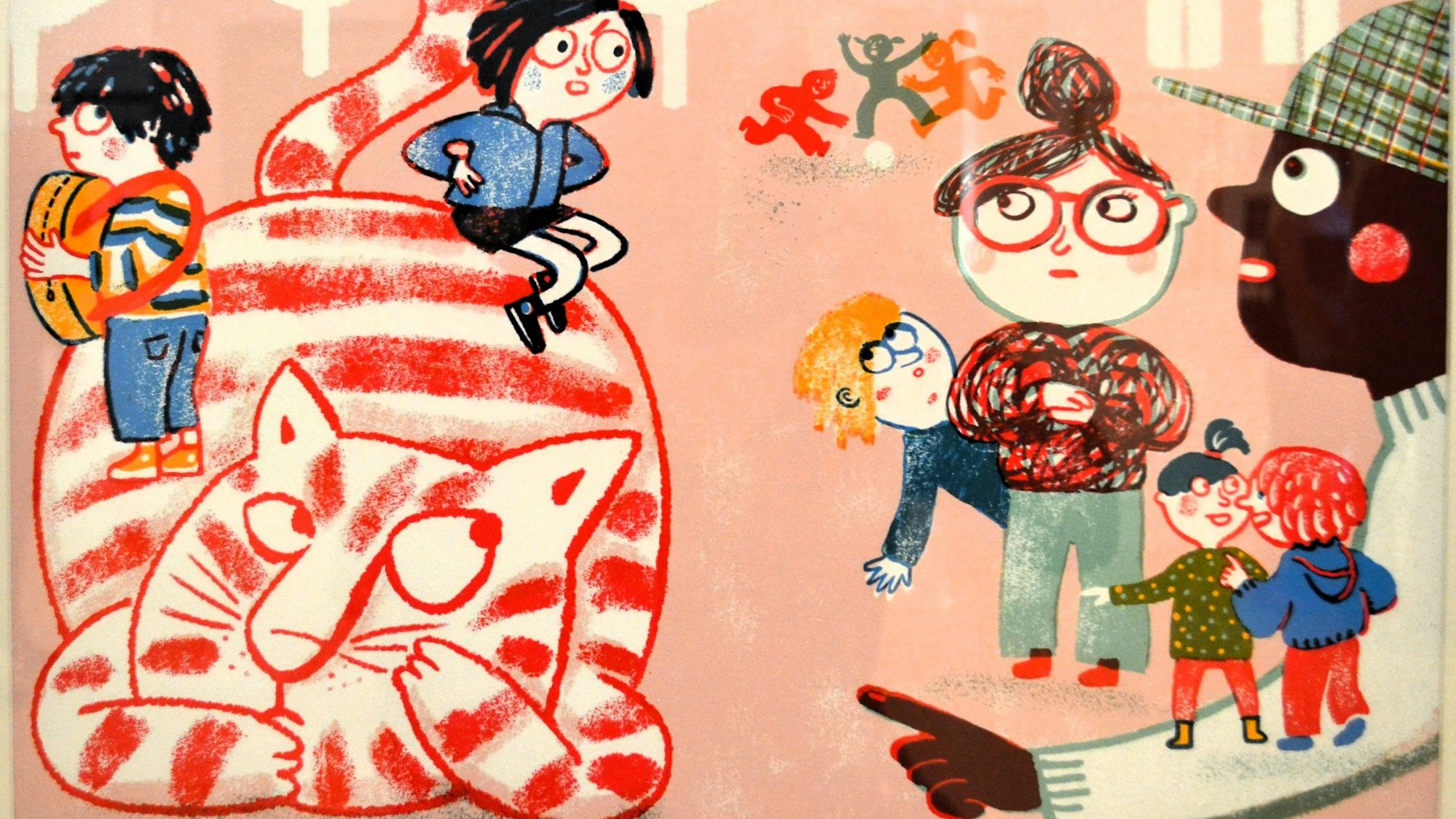 Auf einem rot-weiß gestreiften Tiger spielen Kinder.