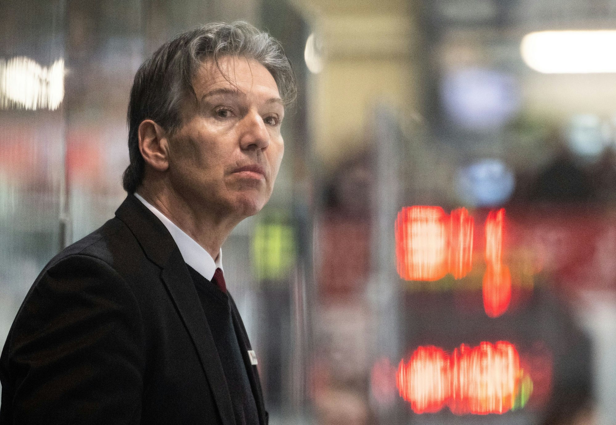 Trainer Uwe Krupp von den Haien verfolgt das Spiel.