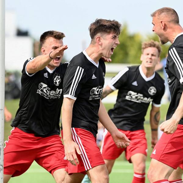 Zülpichs Spieler jubeln lautstark ihre Freude über die kurze 2:1-Führung heraus.