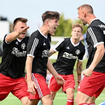 Zülpichs Spieler jubeln lautstark ihre Freude über die kurze 2:1-Führung heraus.