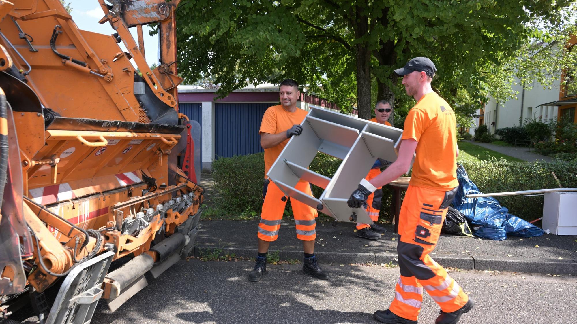 Das Foto zeigt Mitarbeiter der Gladbacher Müllabfuhr bei der Arbeit